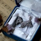 英国 ヴィンテージ 小さなテリア犬 クリスタルブローチ「ちいさな番犬の誇り」イギリス アクセサリー
