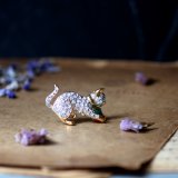 英国 ヴィンテージ ボール遊び 猫ブローチ「靴下をはいた、遊び好きな猫 」