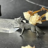 英国ヴィンテージ きつね ピューターピンブローチ「霧の草原を駆け抜ける狐」イギリス製