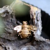 英国 ヴィンテージ蜂ブローチ「黄金の羽音、胸元に」 幸運の昆虫アクセサリー  