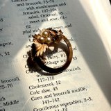 SARAH COVENTRY サラコベントリー ヴィンテージブローチ 花とパールのリース（1960–70s）