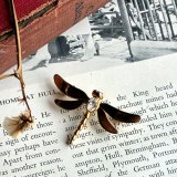 英国ヴィンテージ ブローチ　光を纏うトンボ 