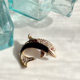 海の幸運をまとう、英国ヴィンテージのイルカブローチ 