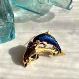 英国ヴィンテージ　寄り添う二匹のイルカが運ぶ幸運のきらめき