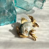 英国ヴィンテージ　静かな光をまとうエナメルフィッシュブローチ