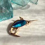 英国ヴィンテージ　アバロンが揺らめくかじき魚の幸運ブローチ