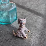 英国ヴィンテージ・たれ耳ドッグブローチ クリスタルが咲く、幸せを連れてくる小さな友だち