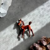 英国ヴィンテージ 馬ブローチ 時を駆ける幸運のブラウンエナメル × マーカサイトの輝き