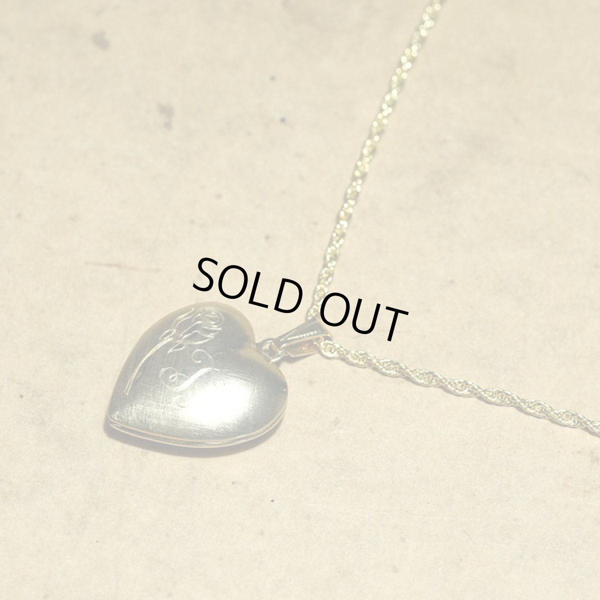 画像4: 〈イギリス〉1960-70年代 ローズ手彫り金細工のハートペンダントロケットネックレス  (4)