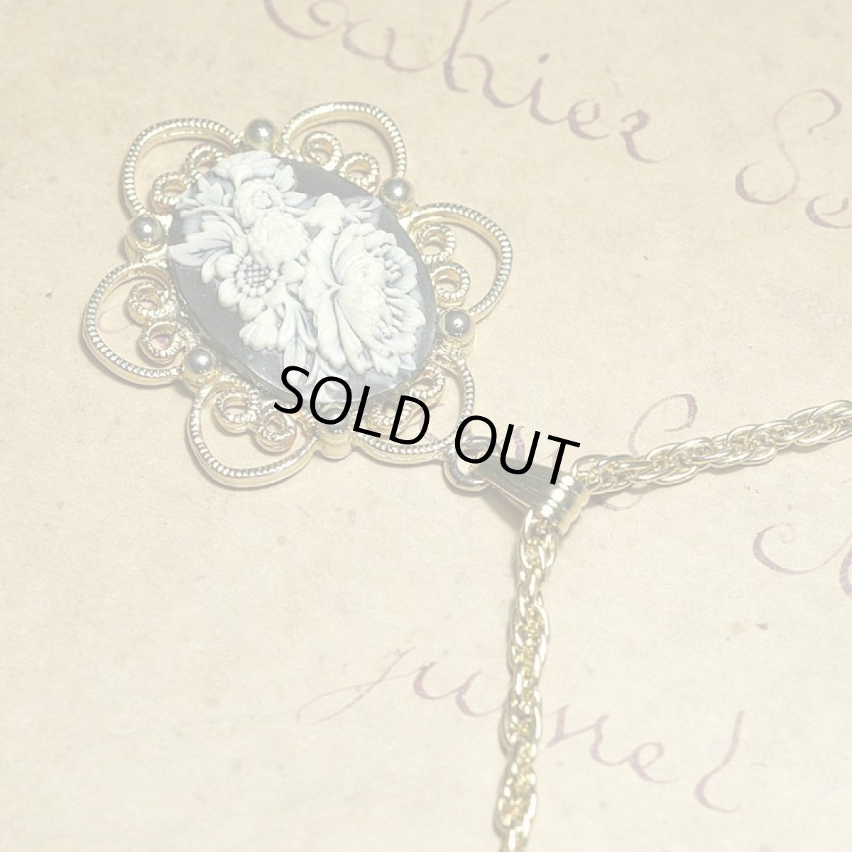 画像4: 英国1960-70s 美しく咲き誇るポピーとデイジーの繊細なモールドネックレス (4)