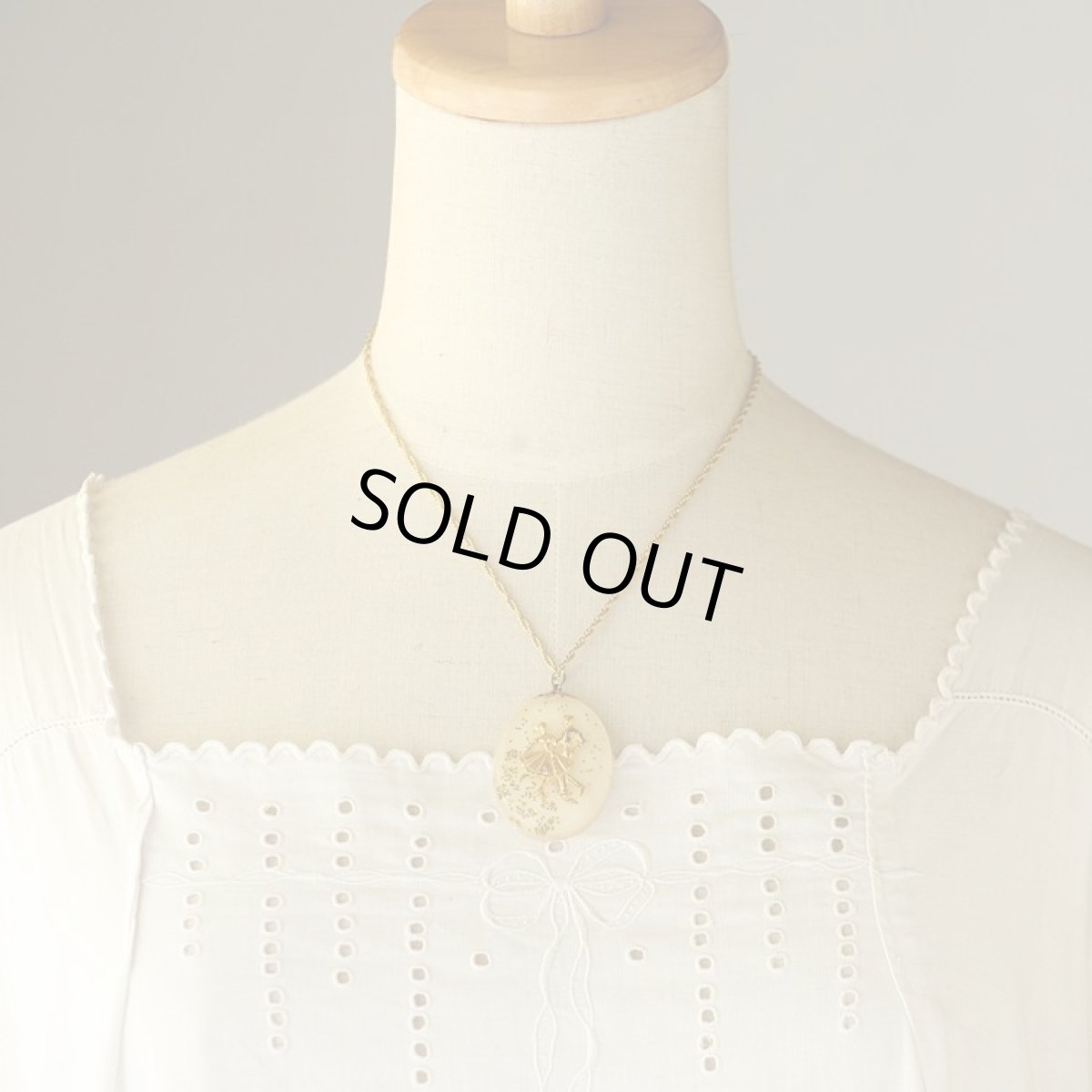 画像2: 〈イギリス〉1950-70年代 優雅にダンスをする貴族のコンフェッティネックレス  (2)