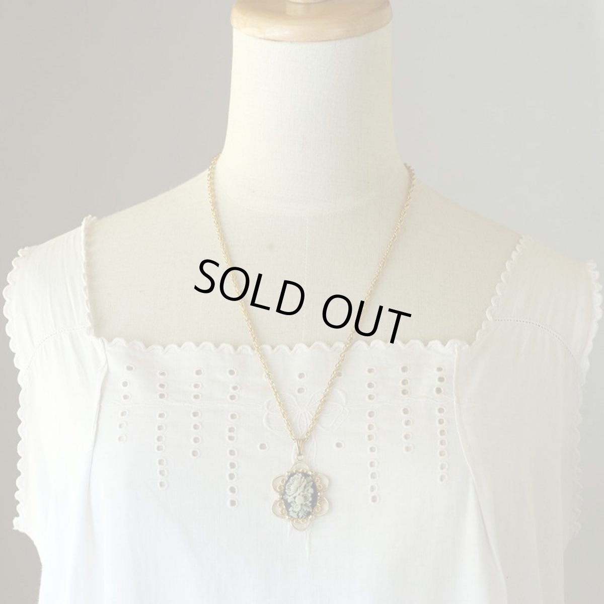 画像2: 英国1960-70s 美しく咲き誇るポピーとデイジーの繊細なモールドネックレス (2)