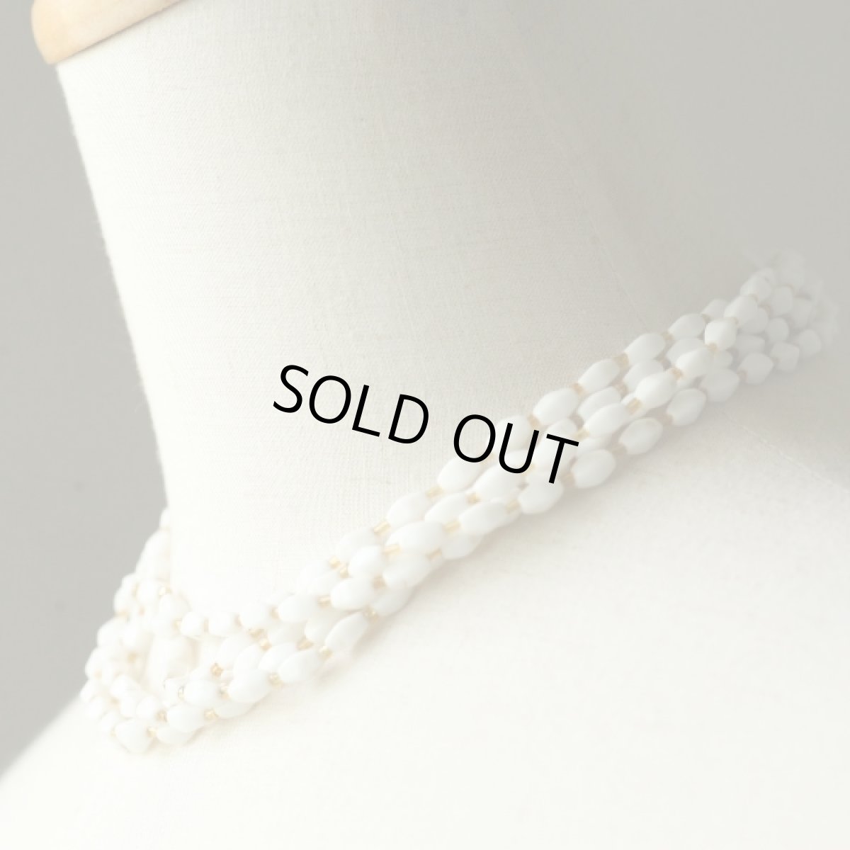 画像2: 〈イギリス〉1950年代 清楚なミルクガラスの５連チョーカー ネックレス (2)