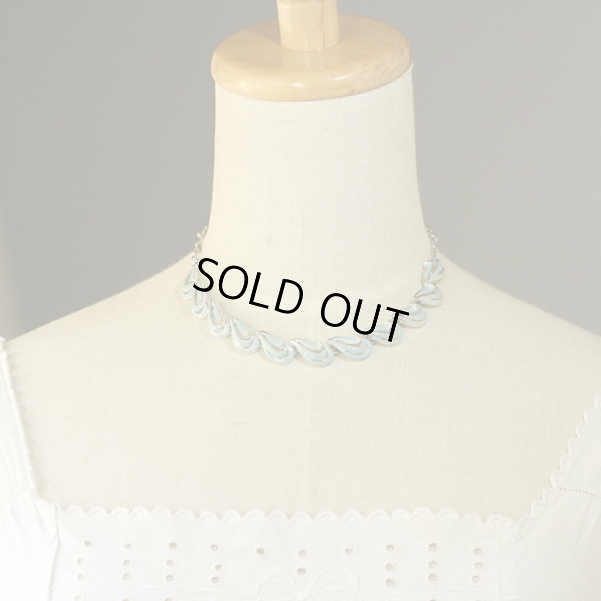 画像2: 〈イギリス〉1950年代 爽やかな水色の エナメル チョーカーネックレス (2)