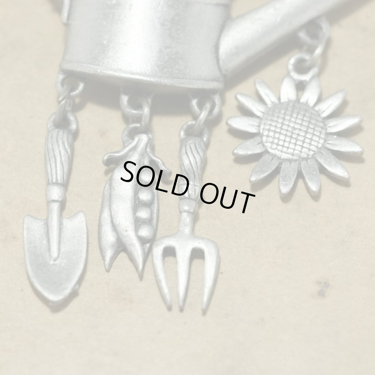 画像3: 〈JJ〉ジェイジェイ1970年代ガーデニングのチャーム付きブローチ (3)