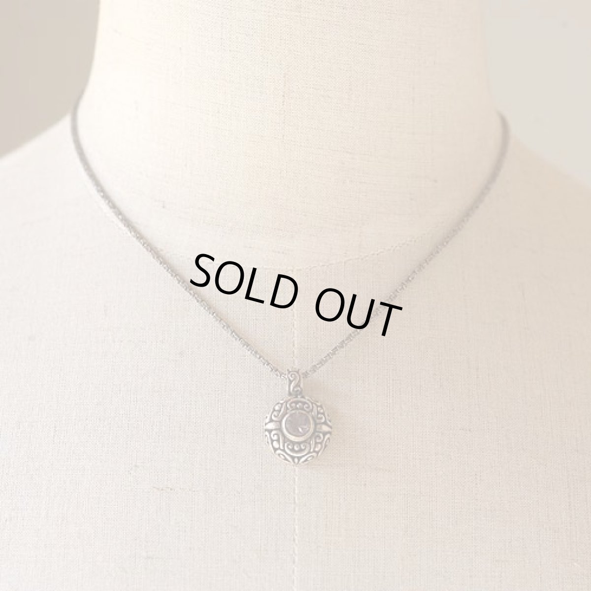 画像9: 〈スターリングシルバー〉アメジスト天然石の透かし細工アンティークペンダント (9)