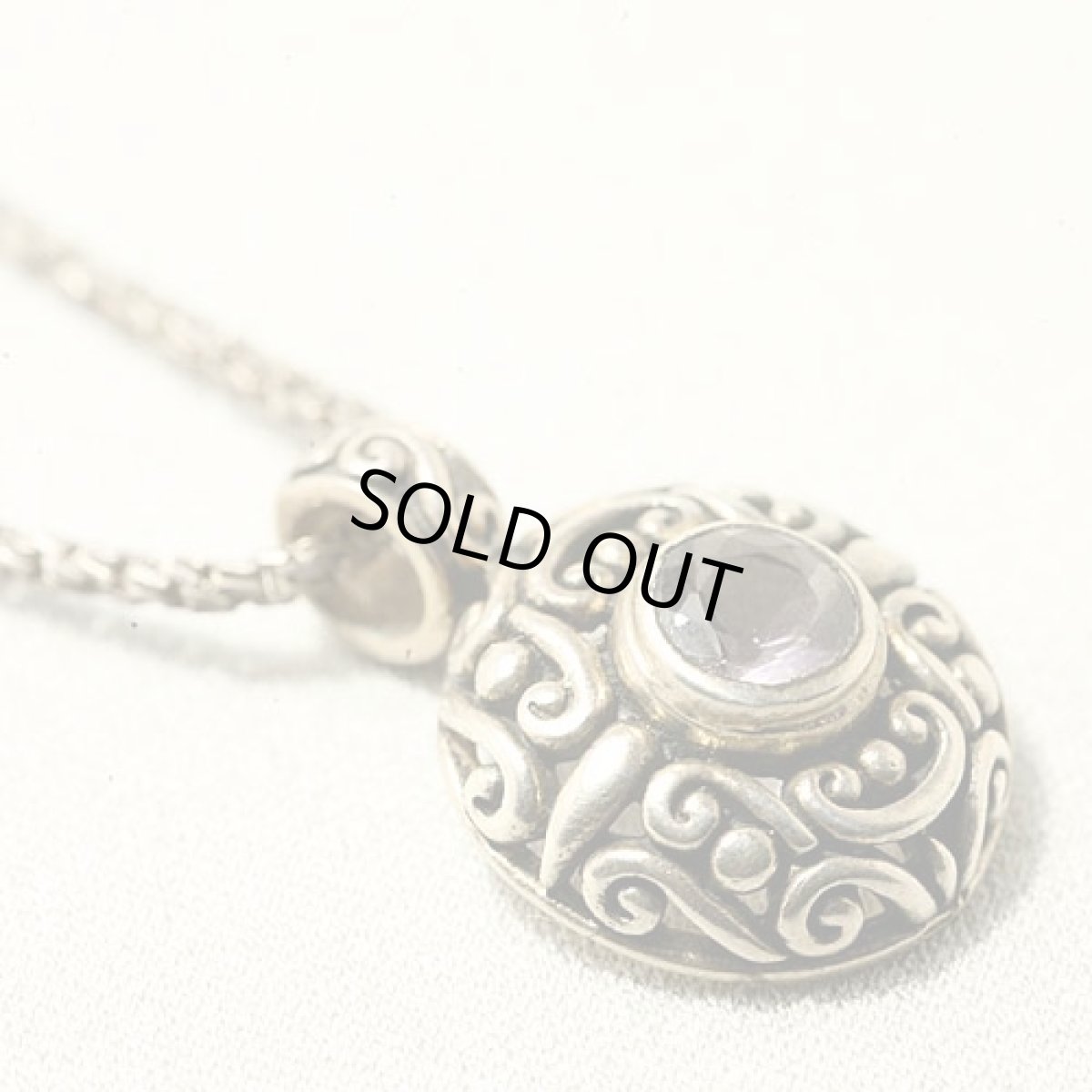 画像2: 〈スターリングシルバー〉アメジスト天然石の透かし細工アンティークペンダント (2)