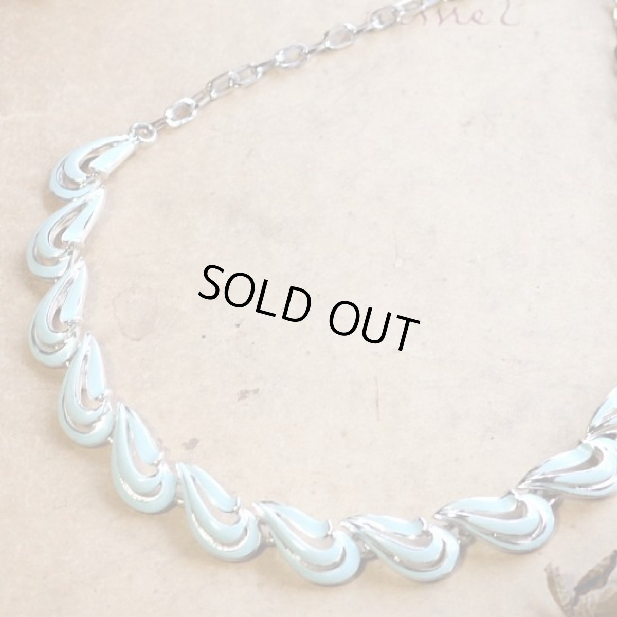 画像4: 〈イギリス〉1950年代 爽やかな水色の エナメル チョーカーネックレス (4)