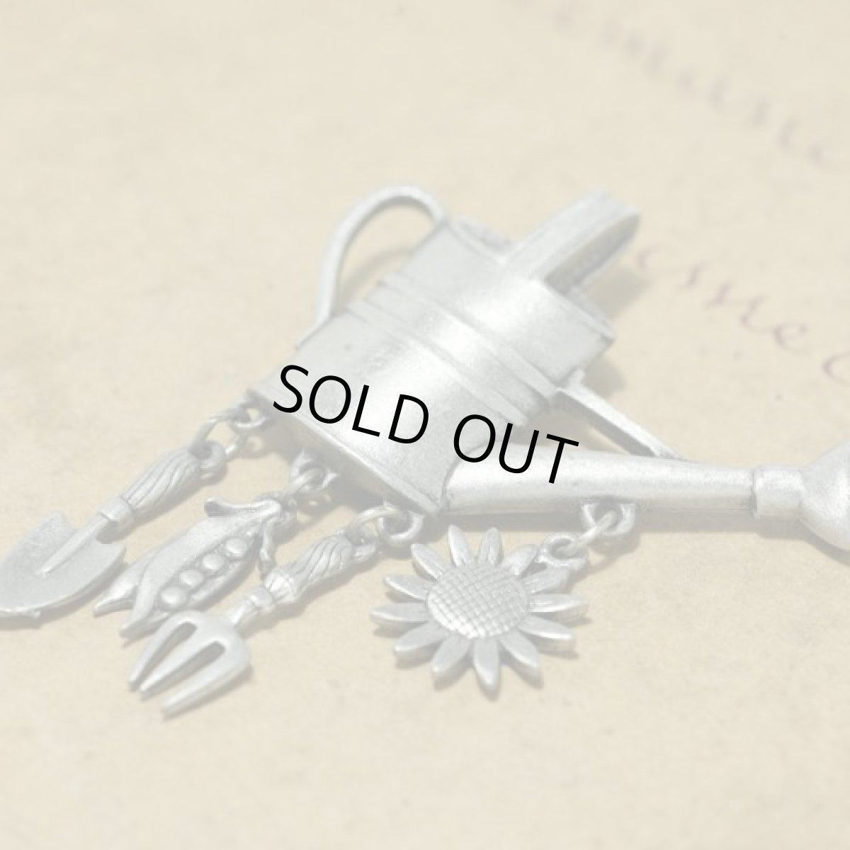 画像4: 〈JJ〉ジェイジェイ1970年代ガーデニングのチャーム付きブローチ (4)