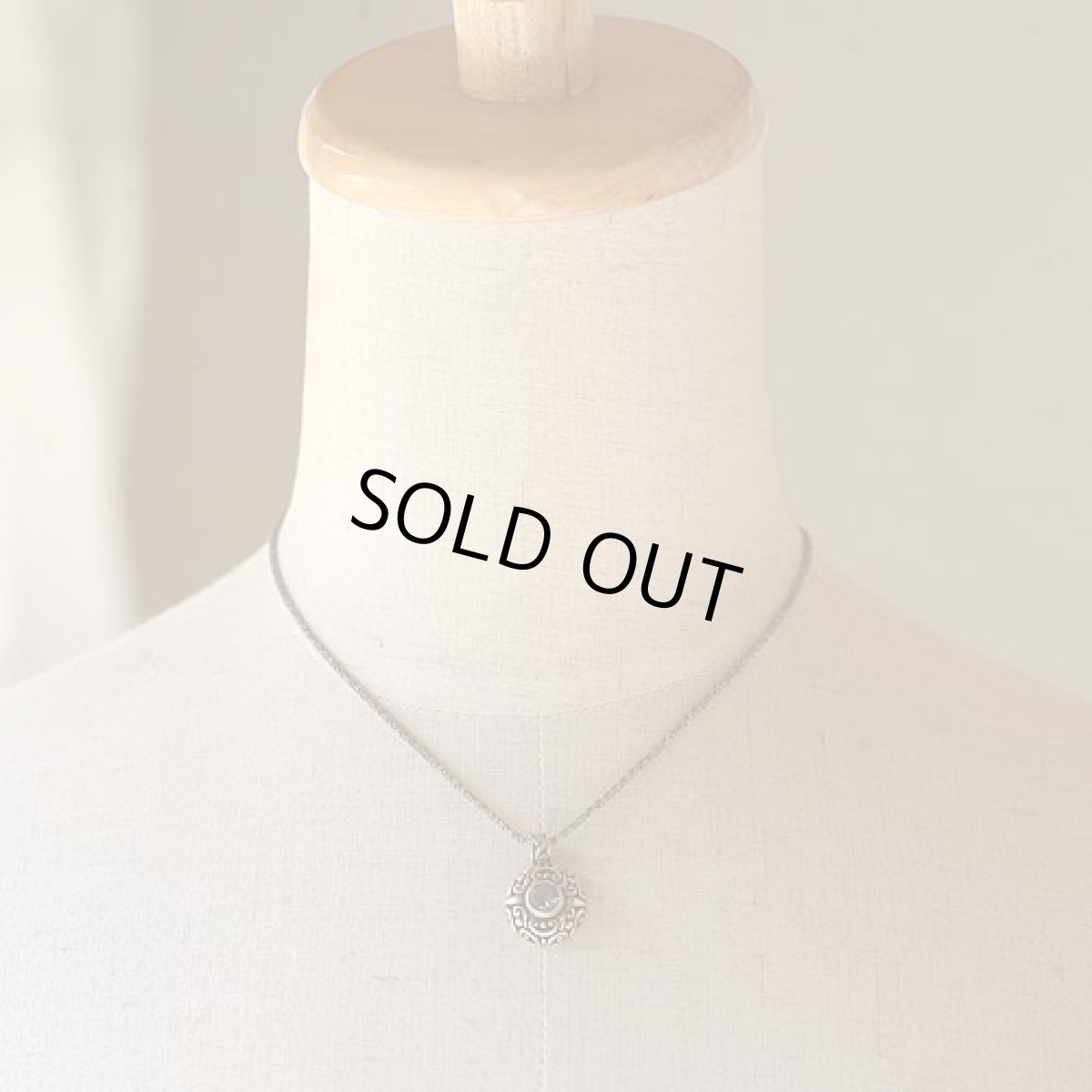 画像10: 〈スターリングシルバー〉アメジスト天然石の透かし細工アンティークペンダント (10)