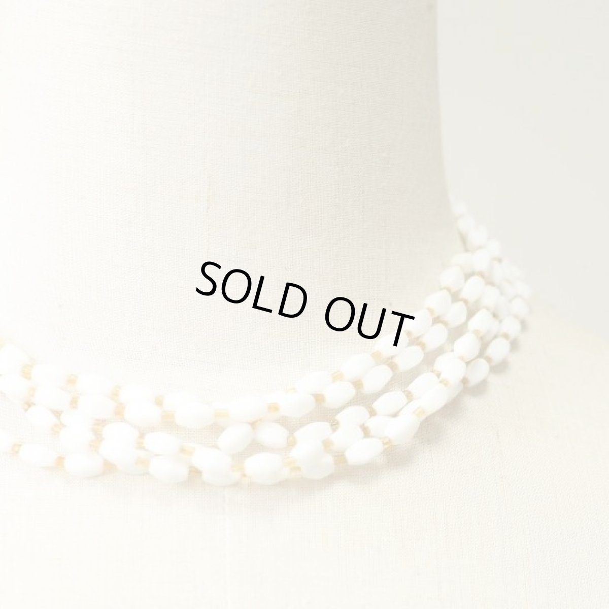 画像9: 〈イギリス〉1950年代 清楚なミルクガラスの５連チョーカー ネックレス (9)