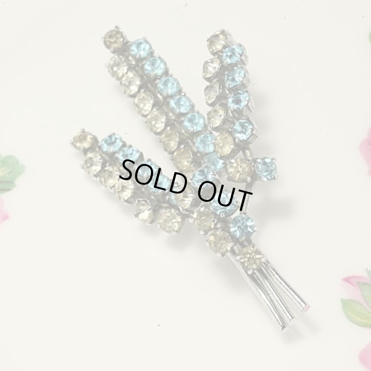 画像2: 〈イギリス〉1950年代 ペールブルーのガラスラインストーンが爽やかなフラワーブーケブローチ (2)