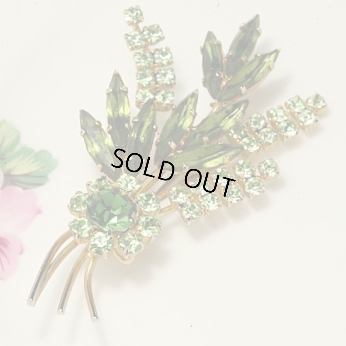 画像4: 〈イギリス〉1950年代 エメラルドグリーンのガラスラインストーンが贅沢なフラワーブーケブローチ (4)