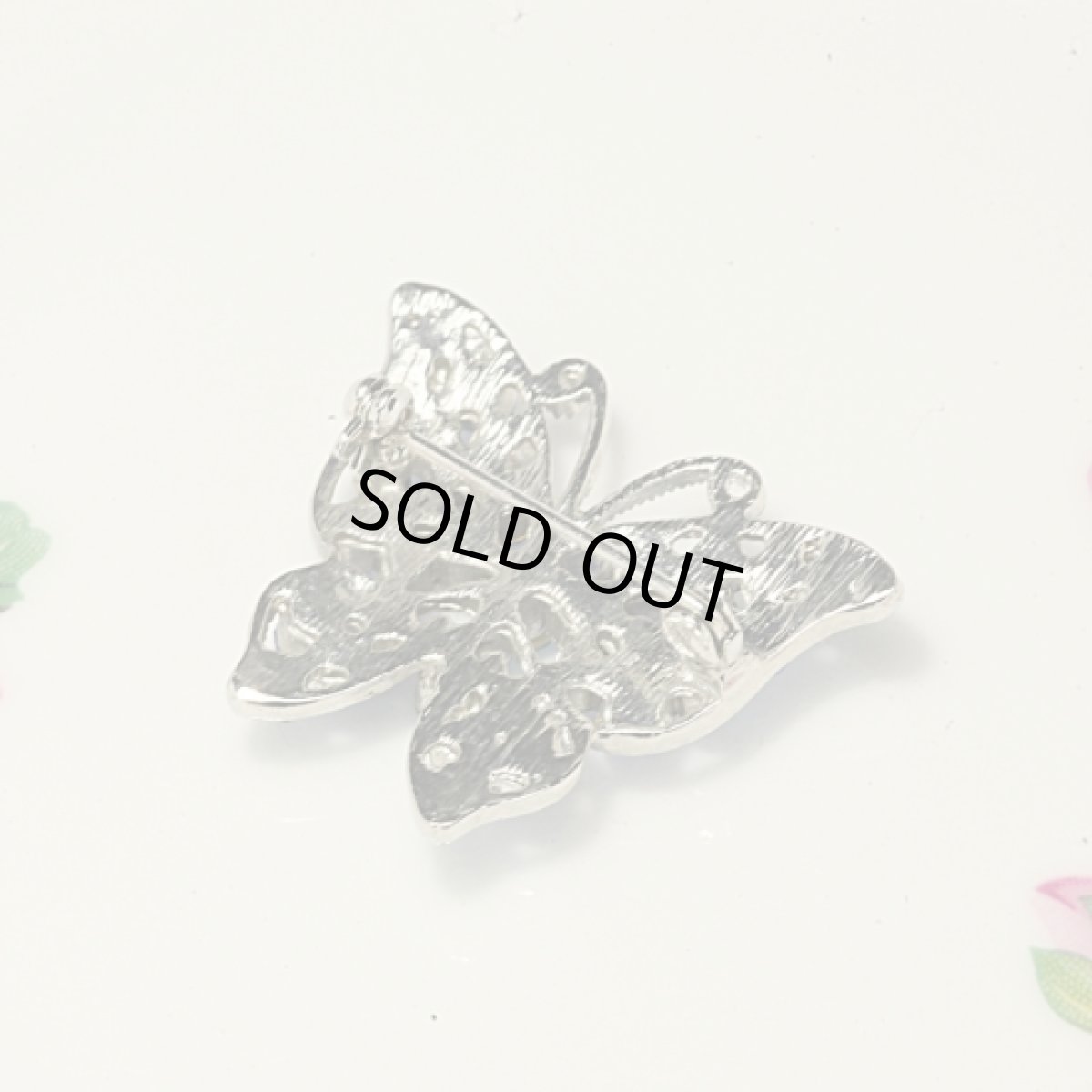 画像2: 〈イギリス〉1950年代 豪華なグリーンとクリアラインストーンのバタフライブローチ (2)