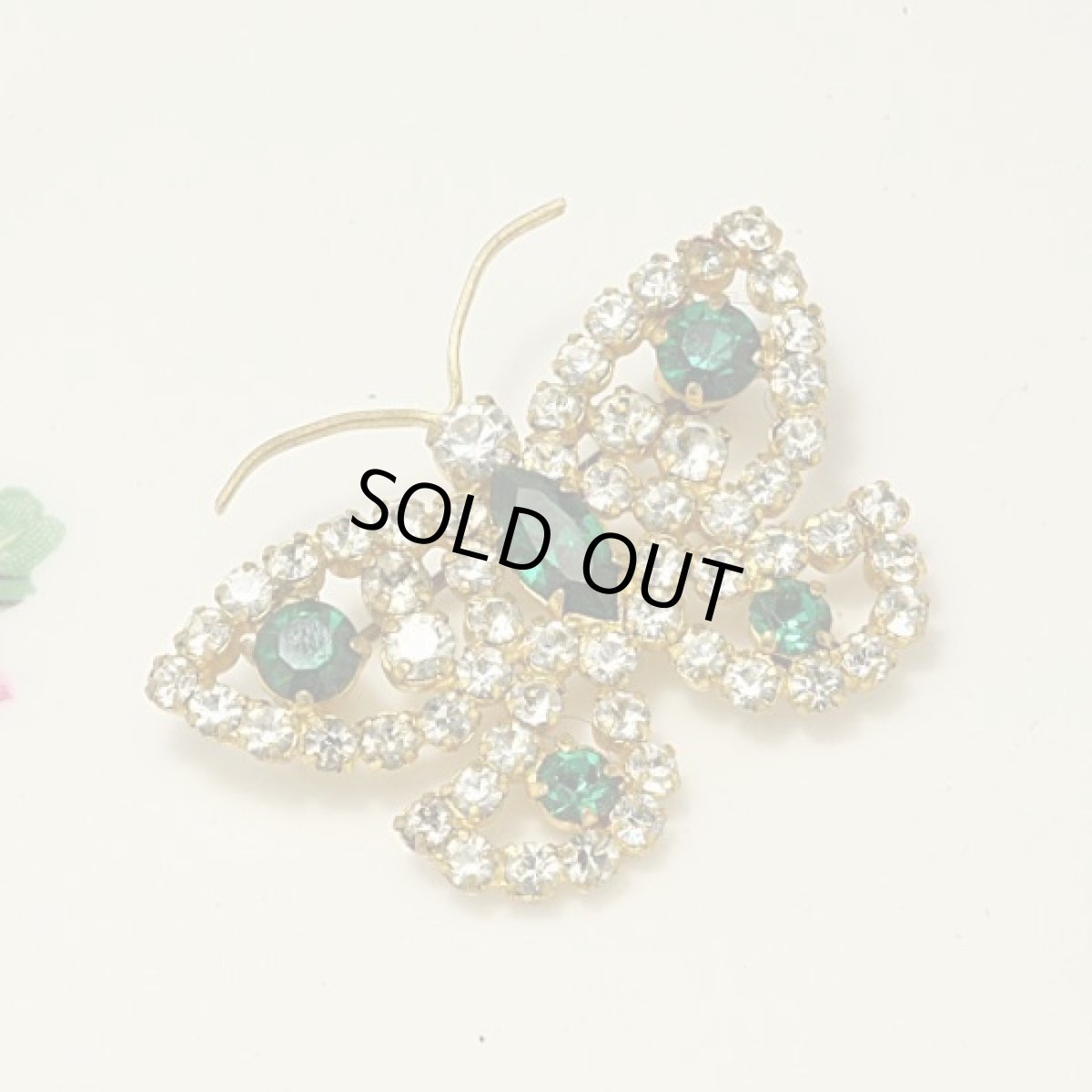 画像3: 〈イギリス〉1950年代 豪華なグリーンとクリアラインストーンのバタフライブローチ (3)