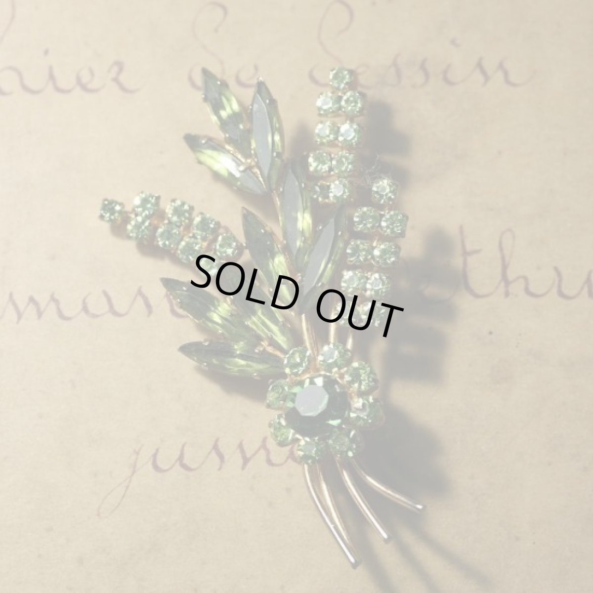 画像2: 〈イギリス〉1950年代 エメラルドグリーンのガラスラインストーンが贅沢なフラワーブーケブローチ (2)