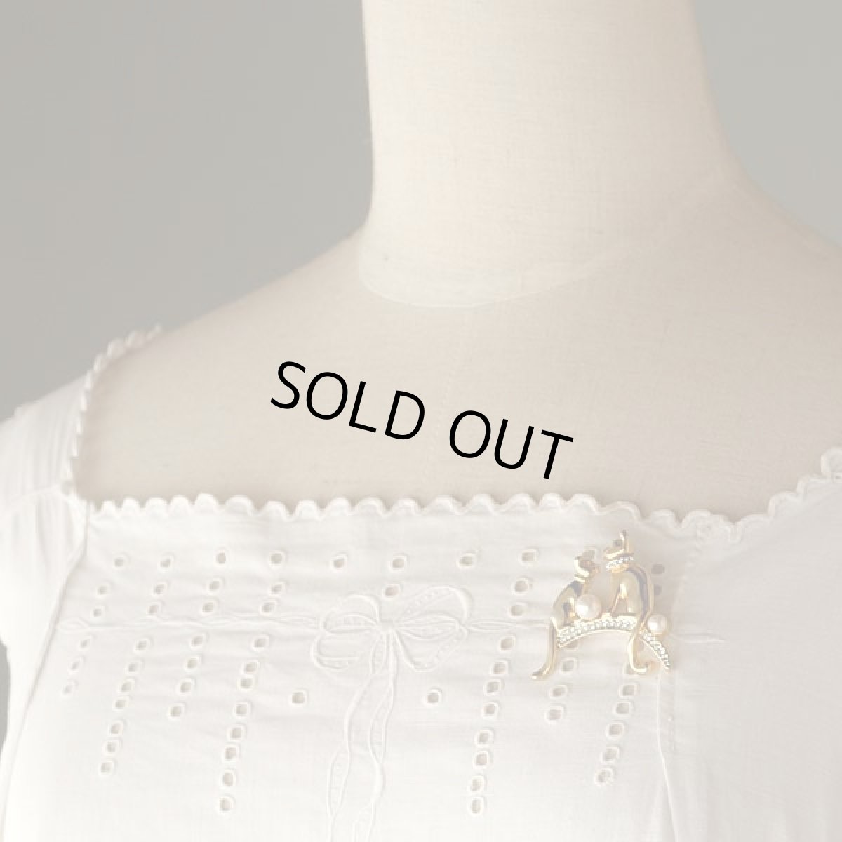 画像2: 1950-60s 2匹のねことフェイクパールのブローチ (2)