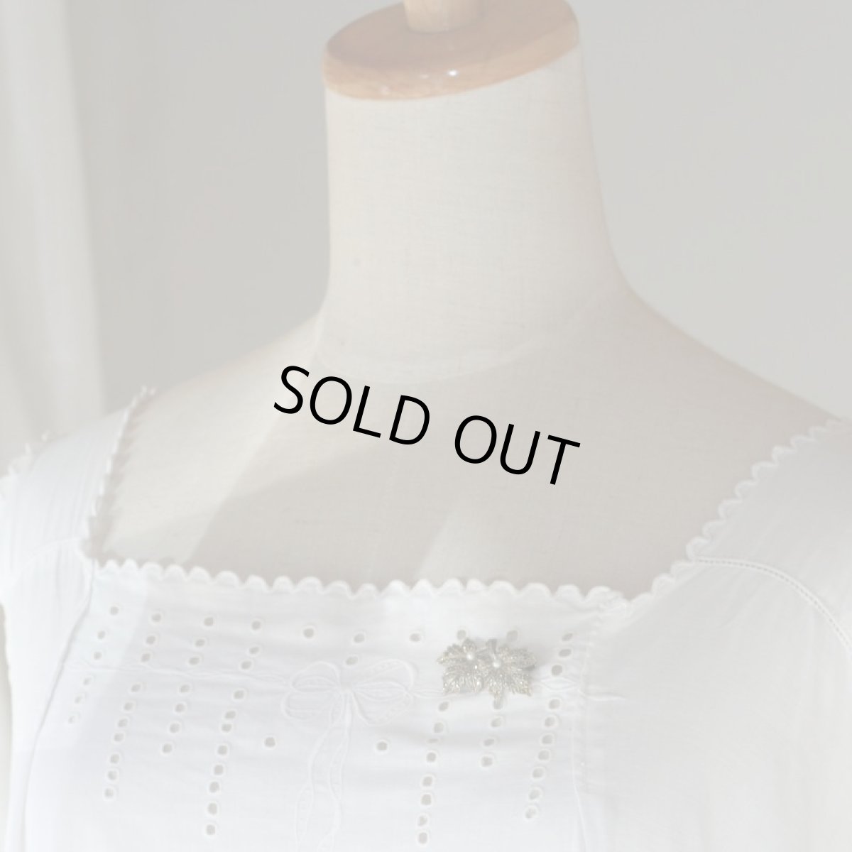 画像2: イギリス1950s メープルリーフのマーカサイトブローチ (2)