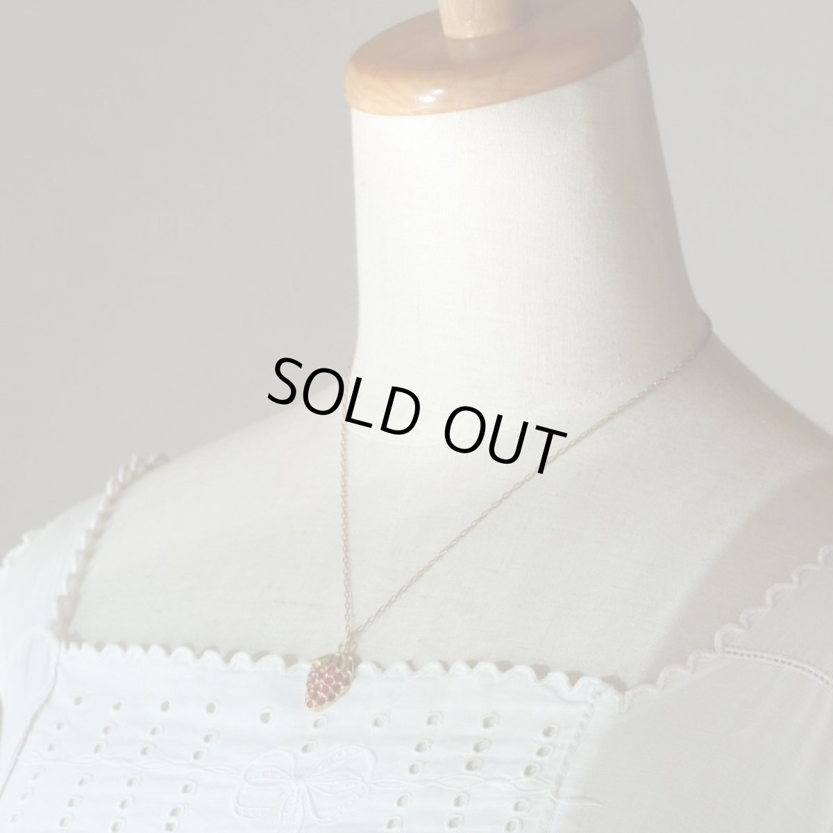 画像2: AVON 1960-70s イチゴの エイボン ペンダントネックレス (2)