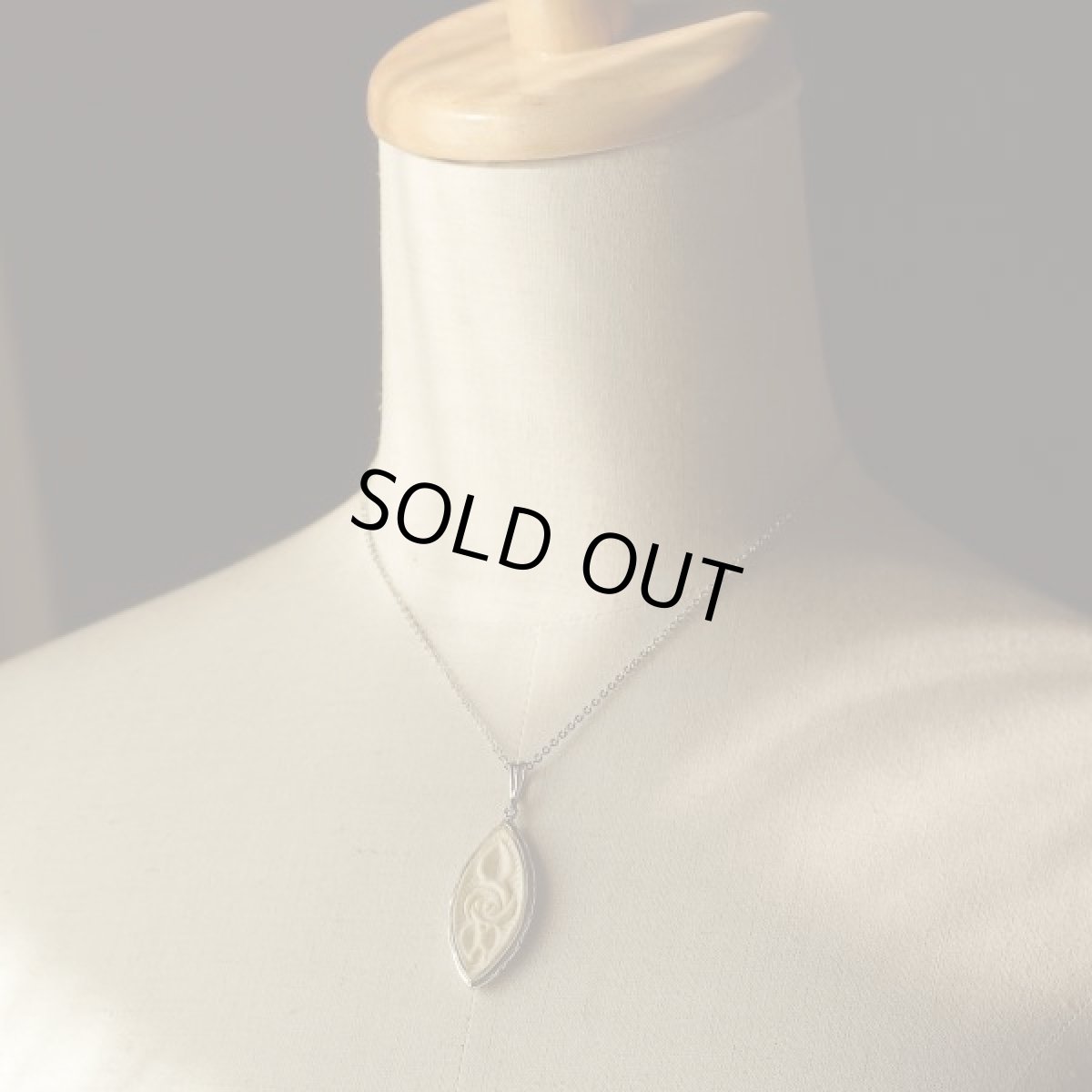 画像2: 英国 シルバー  ローズ薔薇デザイン ヴィンテージ ネックレス ペンダント (2)