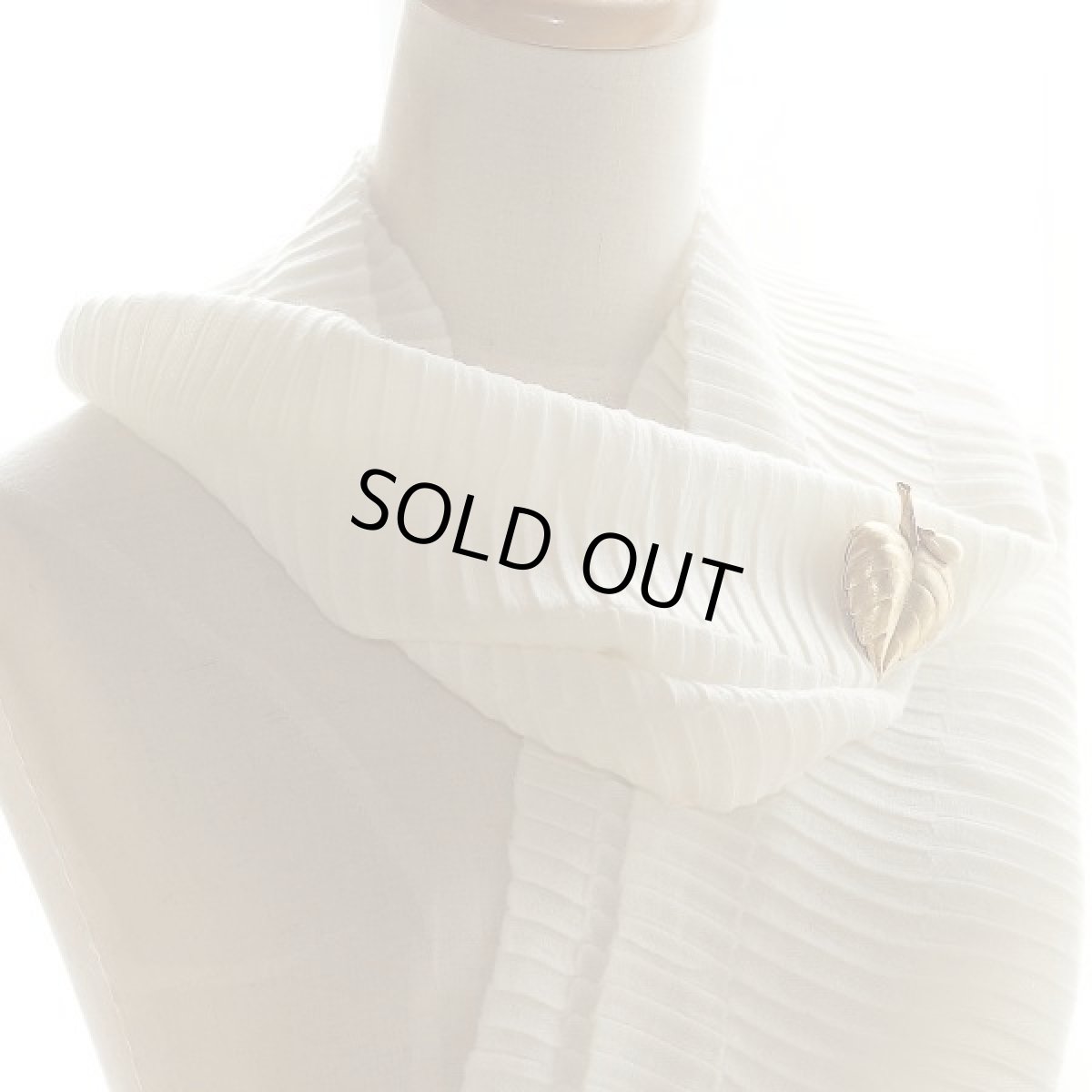 画像9: AVON エイボン 1970s ゴールドメタル ロケットブローチ (9)