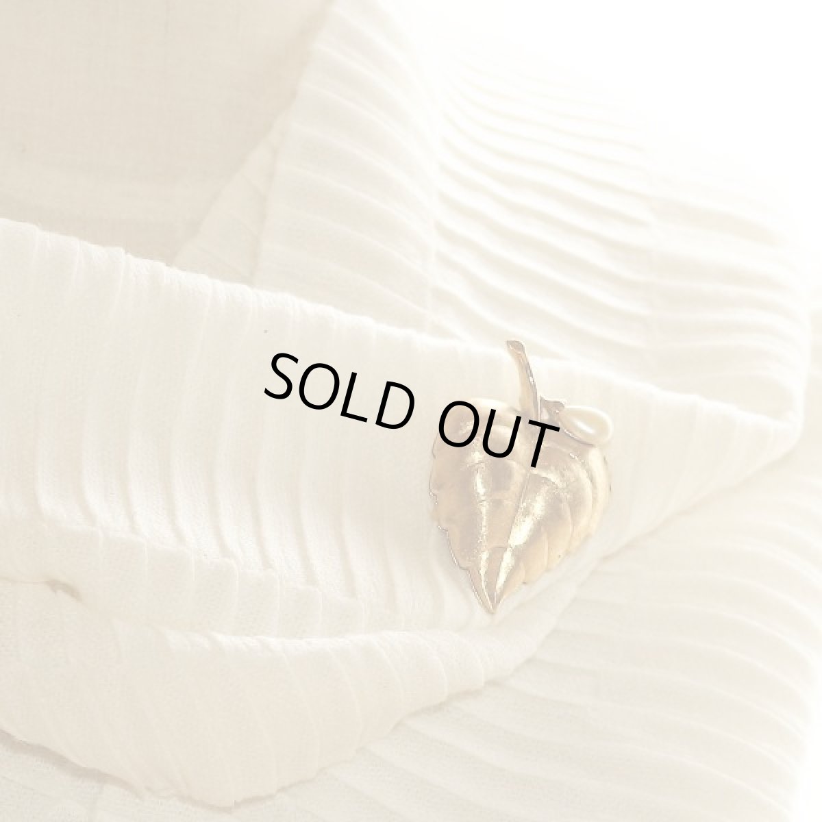 画像7: AVON エイボン 1970s ゴールドメタル ロケットブローチ (7)