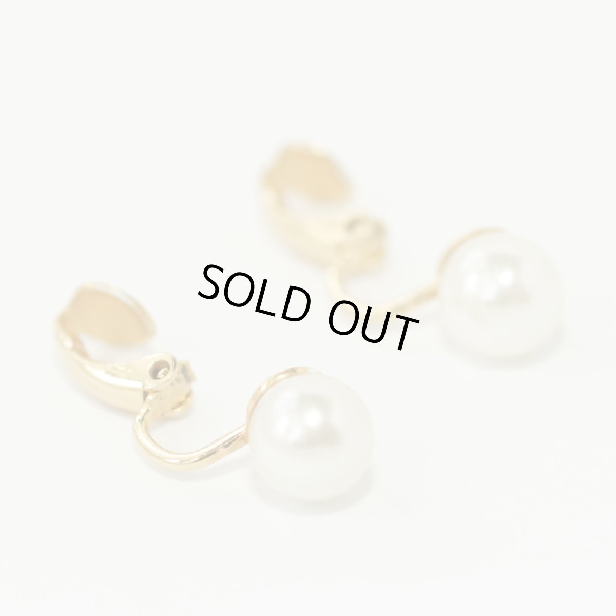 画像4: 1980s 小さなフェイクパールのクリップ式イヤリング (4)