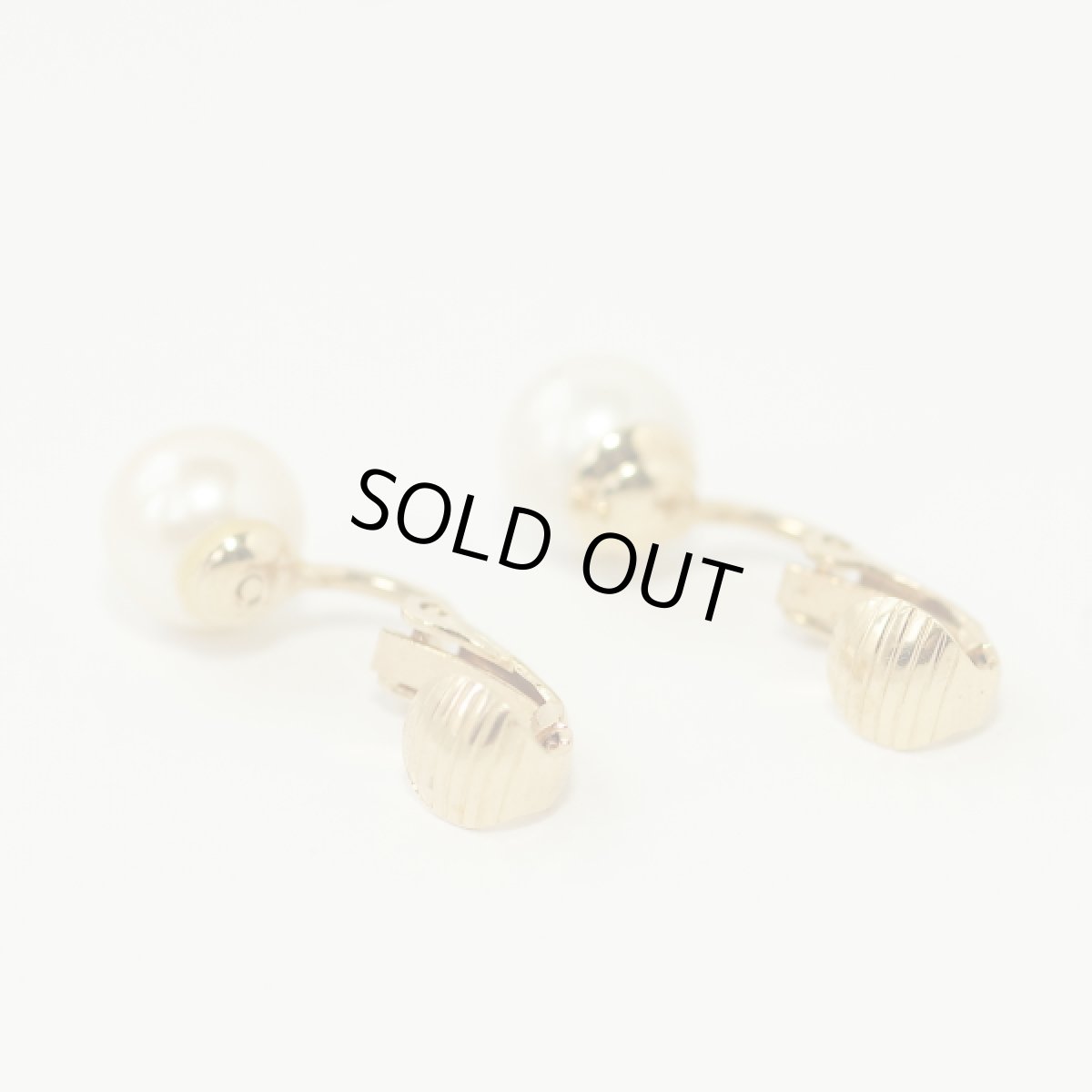 画像3: 1980s 小さなフェイクパールのクリップ式イヤリング (3)