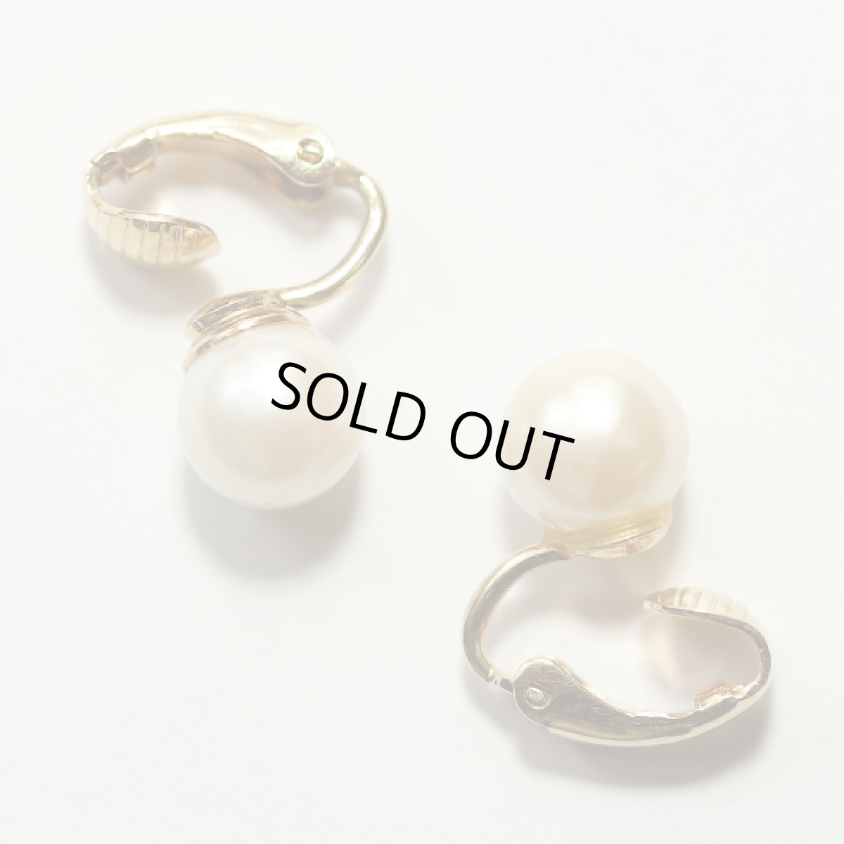 画像2: 1980s 小さなフェイクパールのクリップ式イヤリング (2)