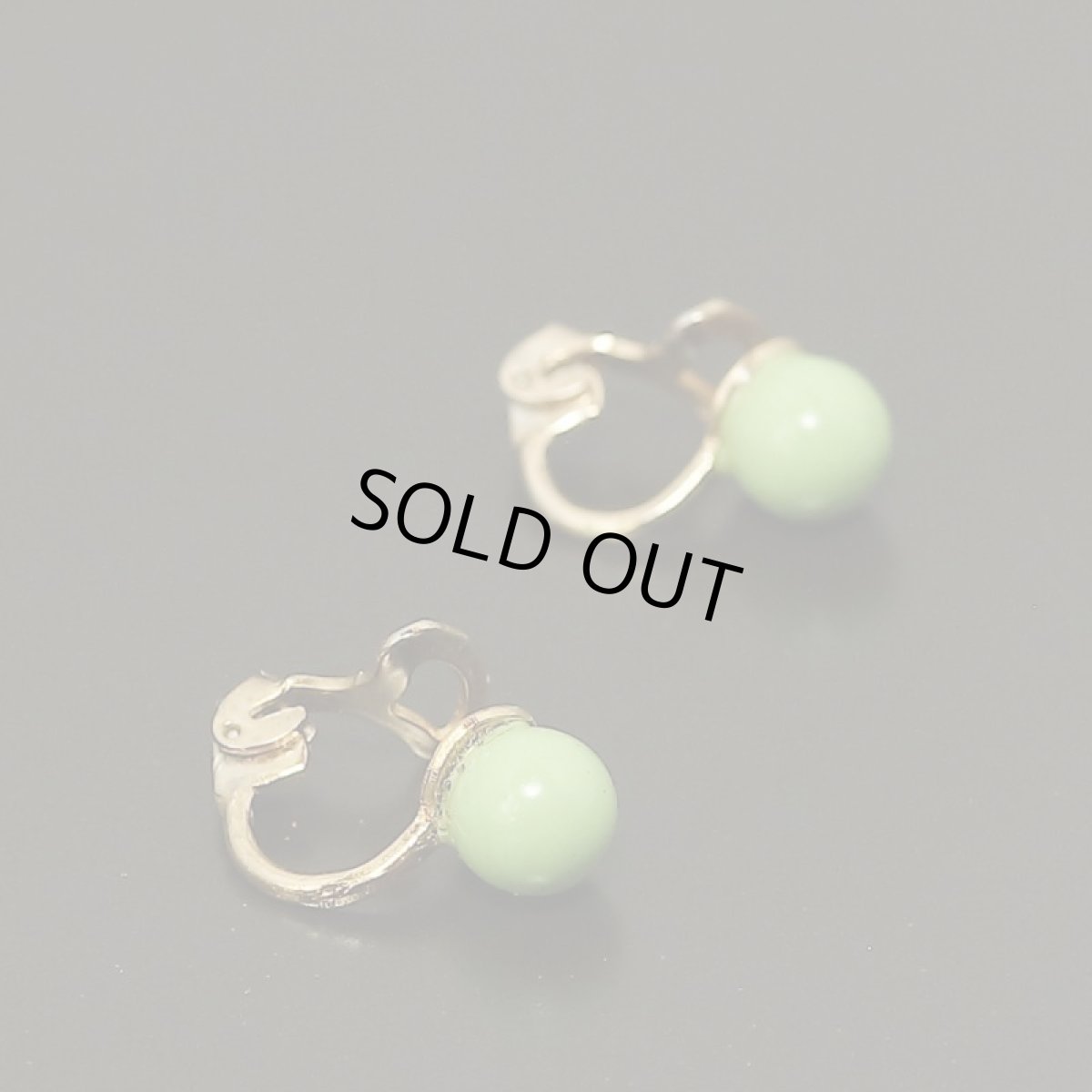 画像2: 1970s 若草色ビーズの可愛いイヤリング クリップ式 (2)