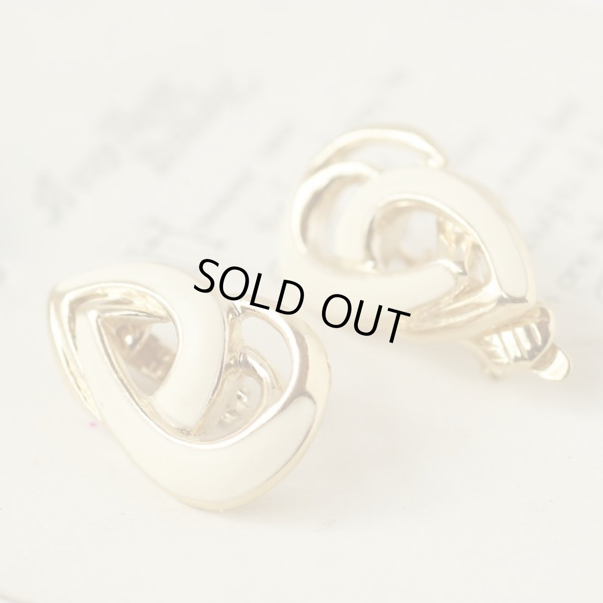 画像2: トリファリ 刻印TRIFARI  ツートーンの優美なデザイン イヤリング クリップ式 (2)