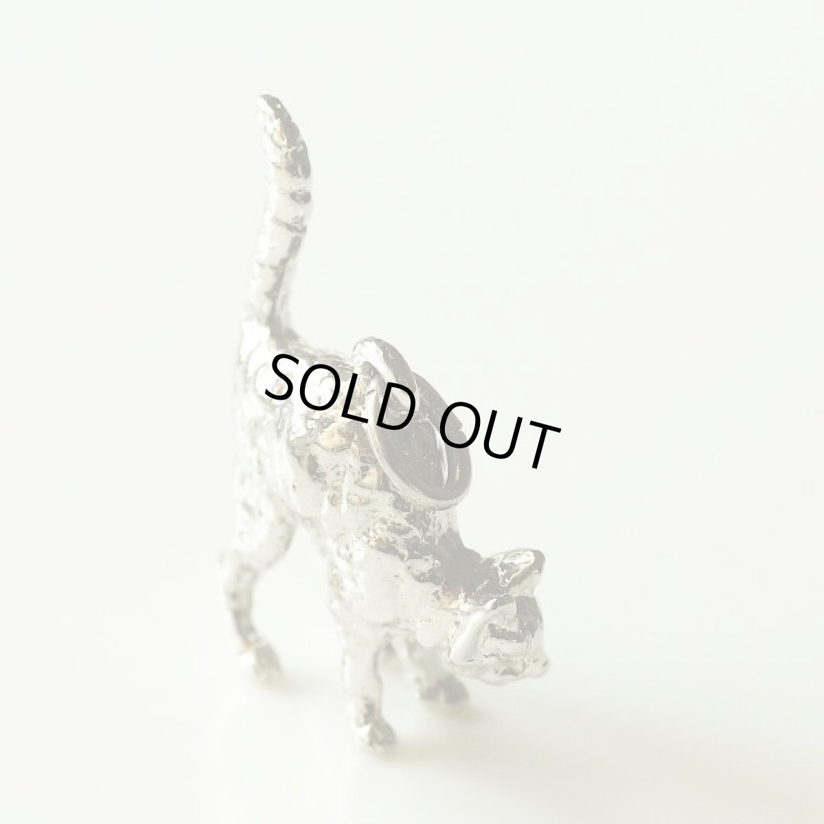 画像2: 英国 シルバー  怒っている猫 ラッキーキャット アンティークチャーム ペンダントトップ (2)