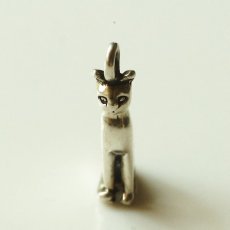 画像2: 英国 刻印 925 凛とした姿猫 ラッキーキャット ヴィンテージ シルバーチャーム  ペンダントトップ (2)