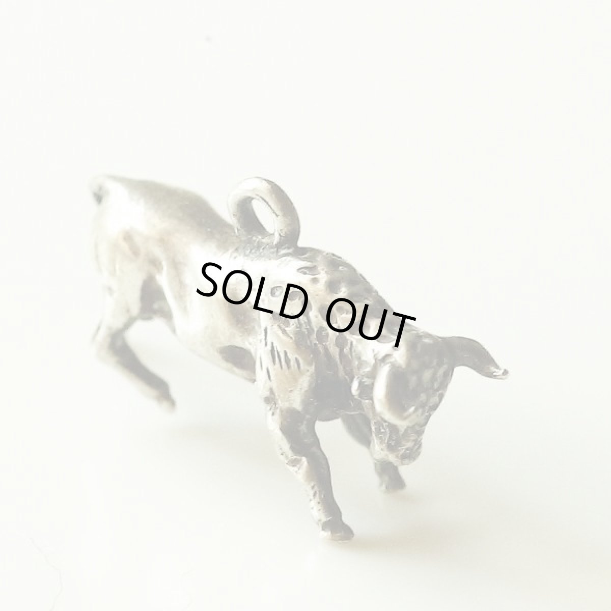 画像2: 英国 シルバー 牡牛 ラッキーアイテム アンティークチャーム ペンダントトップ (2)