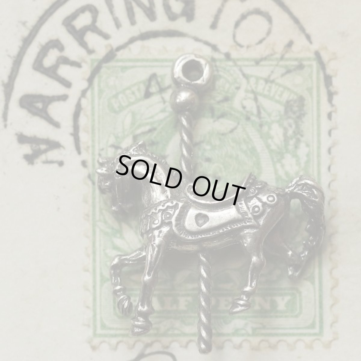 画像2: 英国 シルバー 刻印不明 メリーゴーランド回転木馬 ラッキーアイテム アンティークチャーム ペンダントトップ (2)