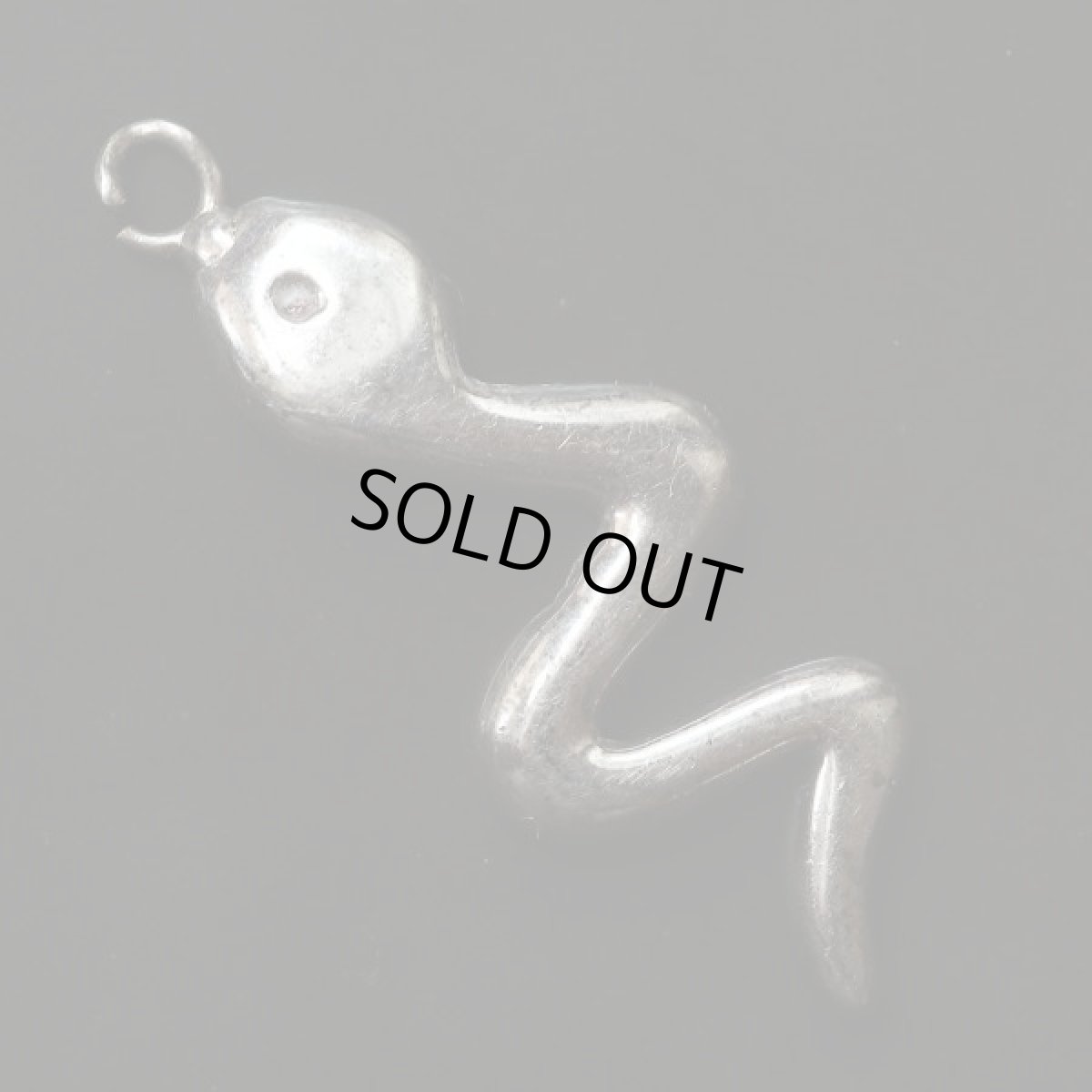 画像2: 英国 シルバー 蛇 幸運を招く ラッキーチャーム アンティークチャーム アクセサリー (2)