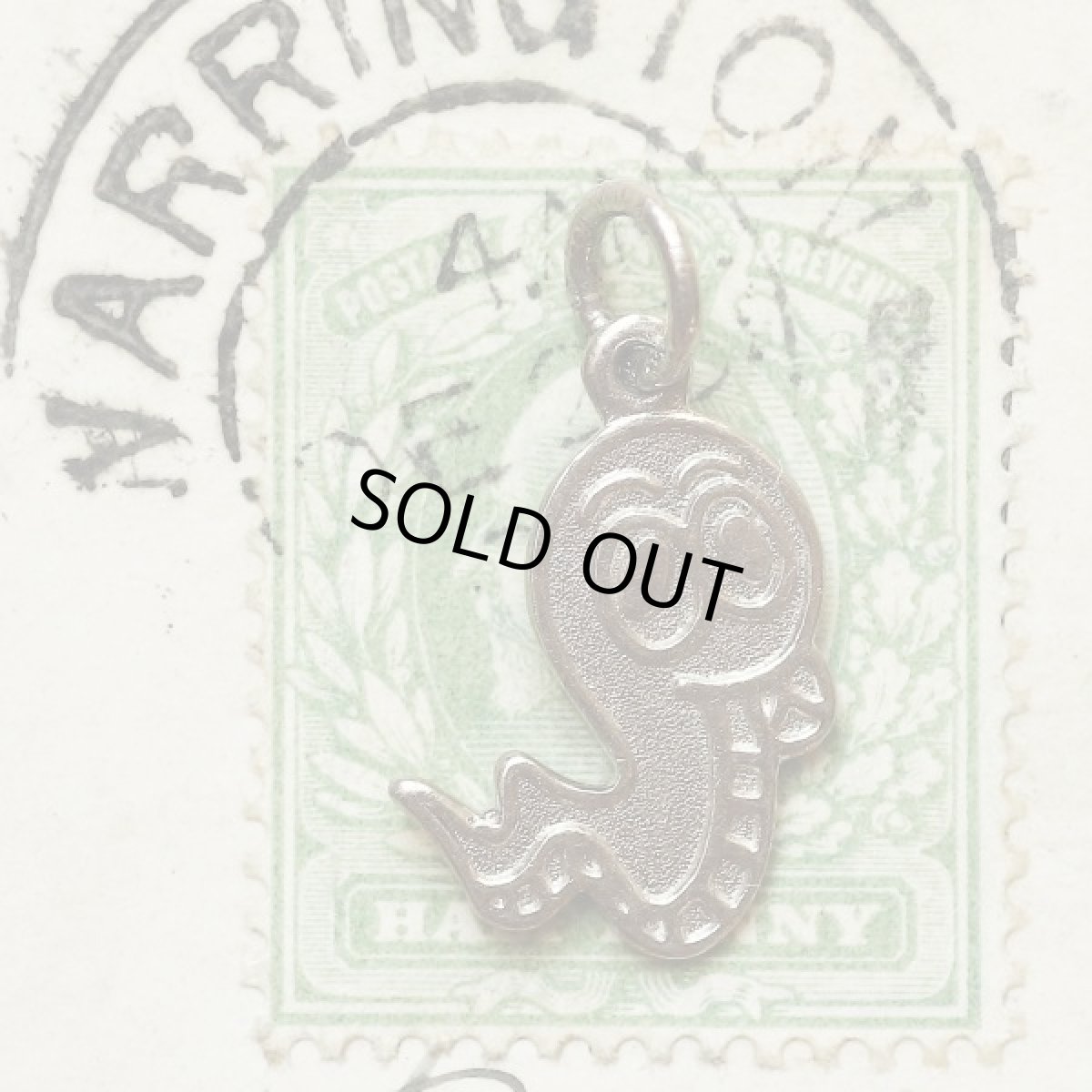 画像2: 英国 シルバー チャーム 蛇 へび ヴィンテージ アクセサリー ラッキーアイテム (2)