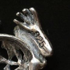 画像5: 英国 シルバー チャーム 刻印 925 純銀 カエル アカンサス透かし細工 アンティーク ヴィンテージ  (5)