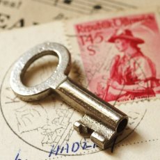 画像1: ドイツ アンティーク/ヴィンテージ ミニキー 古い鍵 約 長さ3.2cm (1)