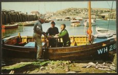 画像1: イギリス アンティークポストカード ウェスト・ベイの漁師さん (1)
